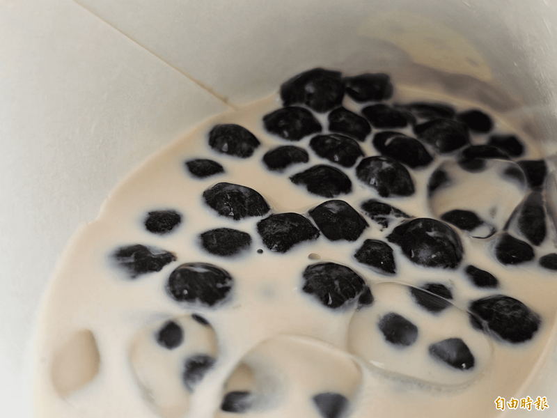 手搖飲店竟用「科技海綿」刷茶桶!網崩潰:突然覺得身體超毒