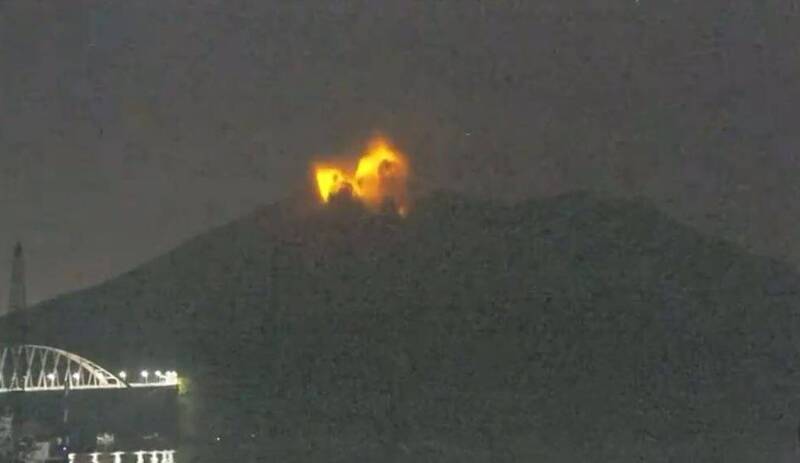 鹿兒島火山再爆發!濃煙直衝4400公尺 42飛機航班受阻