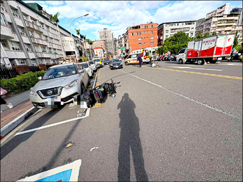 離奇車禍!擦傷騎士與昏迷單車翁雙亡