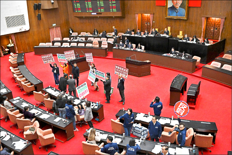 連推爭議法案 加上憲法法庭停擺》綠委:藍白卡中央施政 人民付出代價