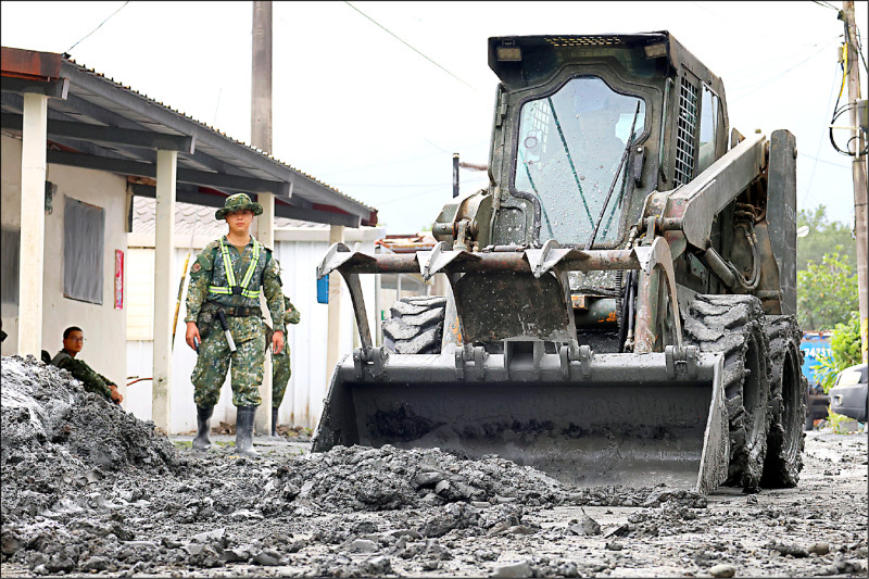 萬榮明利村洪災 昨清出2000噸泥沙