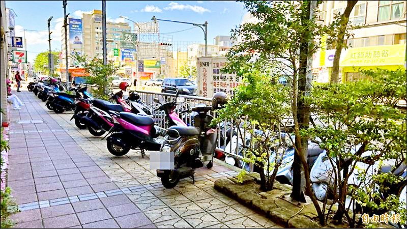 頭份為恭醫院周邊 人行道可停機車