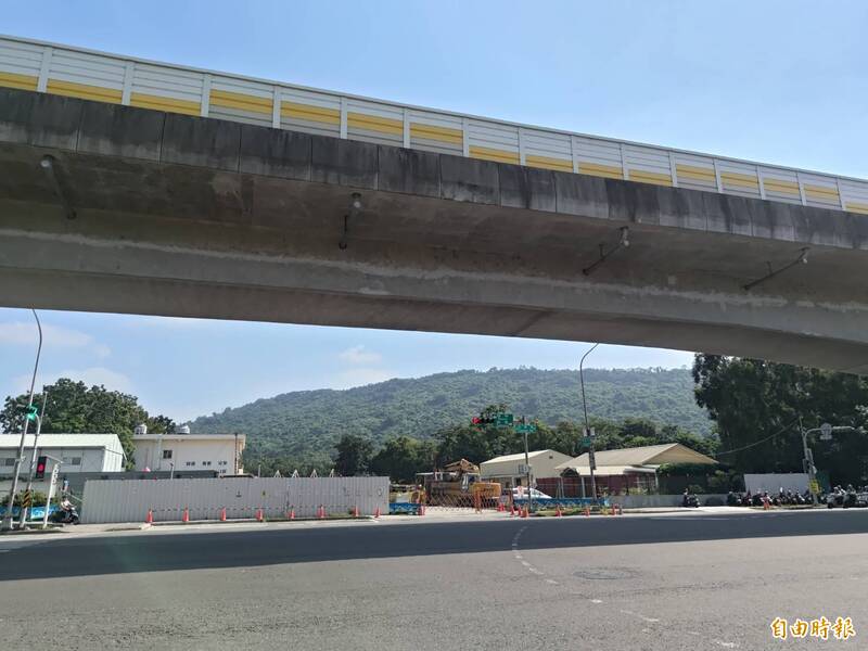 園區南路預計12月底通車,圖為宇佐南路的路口,上方高架橋為捷運。(記者王榮祥攝) 園區南路預計12月底通車,圖為宇佐南路的路口,上方高架橋為捷運。(記者王榮祥攝)