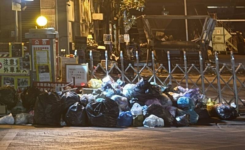 說不聽?彰化花壇清潔隊部大門垃圾又堆成小山