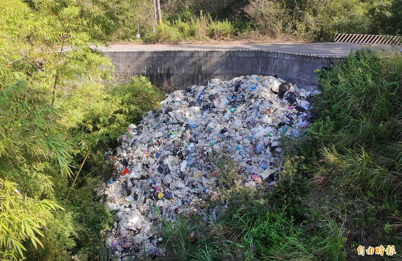 臭氣沖天!高雄燕巢知名月世界山坡變成「垃圾山」