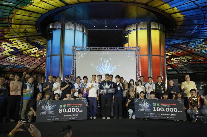 高市副市長李懷仁(正中間)頒發特戰英豪冠軍獎盃與獎金,恭賀「是這裡嗎」奪冠,並與青年局長林楷軒(右7)、運動發展局長侯尊堯(右9)及現場貴賓合影留念。(青年局提供) 高市副市長李懷仁(正中間)頒發特戰英豪冠軍獎盃與獎金,恭賀「是這裡嗎」奪冠,並與青年局長林楷軒(右7)、運動發展局長侯尊堯(右9)及現場貴賓合影留念。(青年局提供)