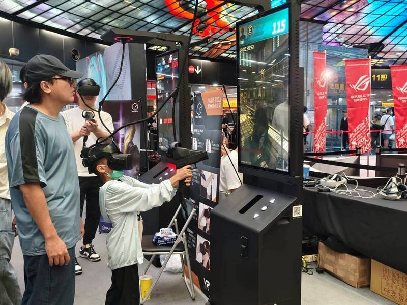 全國電競青年錦標賽 x KAOHSIUNG ESPORTS SHOWDOWN首度由青年局與運動發展局攜手舉辦,總決賽現場亦設置亞運電競體驗區與虛擬遊戲專區,讓民眾觀賽之餘感受電競遊戲帶來的迷人魅力。(青年局提供) 全國電競青年錦標賽 x KAOHSIUNG ESPORTS SHOWDOWN首度由青年局與運動發展局攜手舉辦,總決賽現場亦設置亞運電競體驗區與虛擬遊戲專區,讓民眾觀賽之餘感受電競遊戲帶來的迷人魅力。(青年局提供)