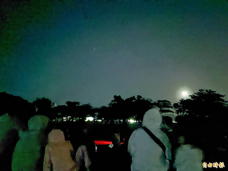 恆春半島追雙彗星 車城天文台半夜百人「追星」