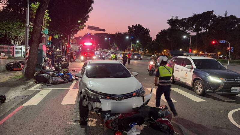 高雄市楠梓區昨晚發生死亡車禍,造成1死8傷慘劇,圖中白車為肇事車輛。(民眾提供) 高雄市楠梓區昨晚發生死亡車禍,造成1死8傷慘劇,圖中白車為肇事車輛。(民眾提供)