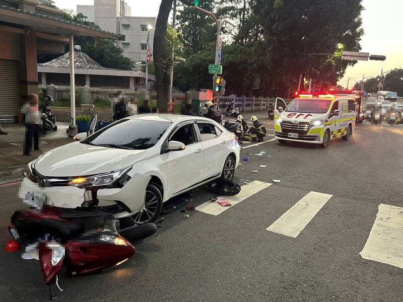 高雄市楠梓區昨晚發生死亡車禍,造成1死8傷慘劇,圖中白車為肇事車輛。(民眾提供) 高雄市楠梓區昨晚發生死亡車禍,造成1死8傷慘劇,圖中白車為肇事車輛。(民眾提供)
