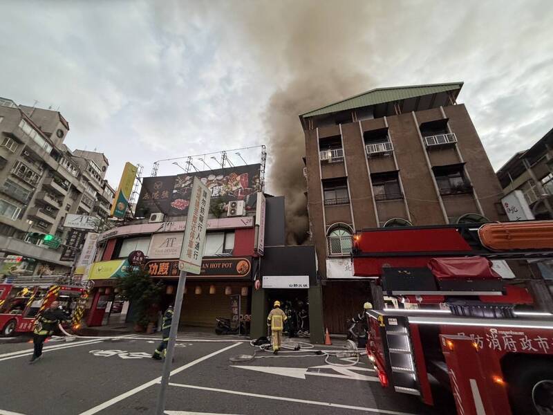 德行西路一家火锅店传出火警。（记者王冠仁翻摄）