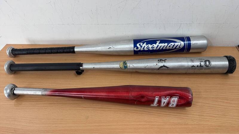 台中西屯区今天凌晨发生赵姓男子等人开车「炸街」扰人清梦，陈姓男子出面制止，反被持球棒围殴送医，警方查扣打人的球棒。（记者陈建志翻摄）