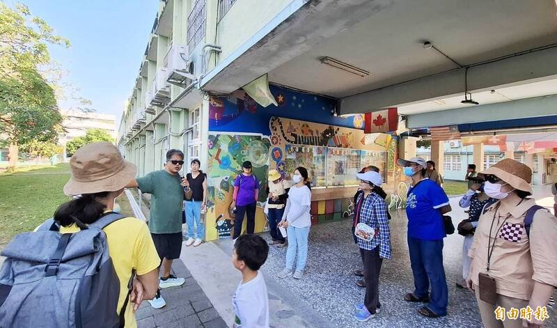 盧志杰是東榮國小校友，用台語介紹早期校園的場景。（記者林宜樟攝）