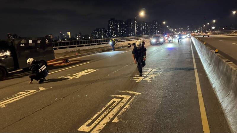 運鈔車零錢掉快車道 沙崙所員警急封路還幫撿錢