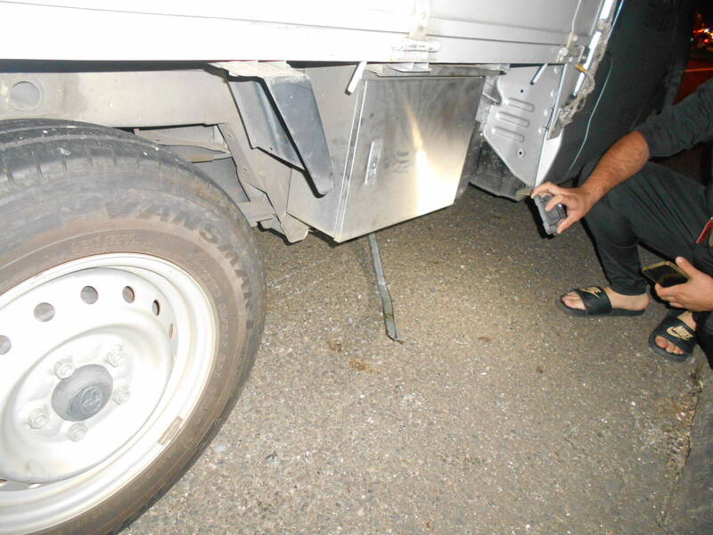 国道1号南向46.4公里处桃园路，15日深夜接连有8车辗过掉落的小货车棚架。（记者郑淑婷翻摄）