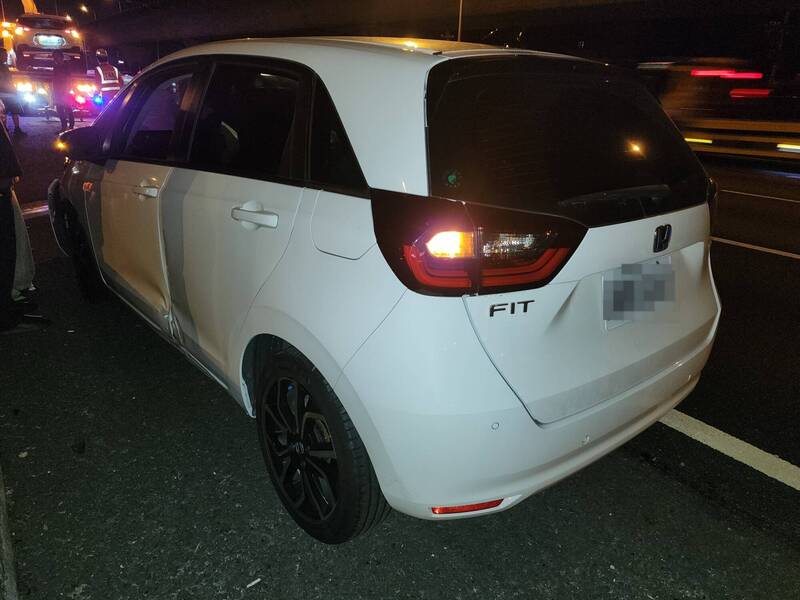 国道1号南向46.4公里处桃园路，15日深夜接连有8车辗过掉落的小货车棚架。（记者郑淑婷翻摄）