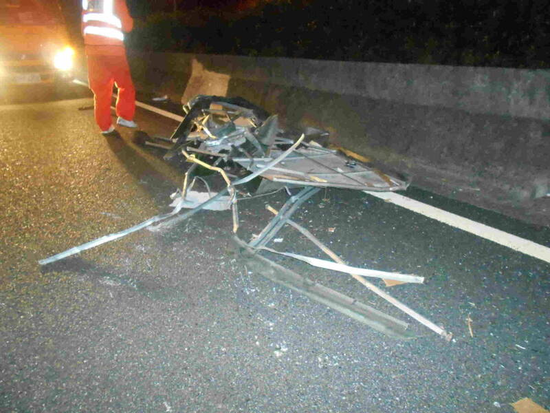 国道1号南向46.4公里处桃园路，15日深夜接连有8车辗过掉落的小货车棚架。（记者郑淑婷翻摄）