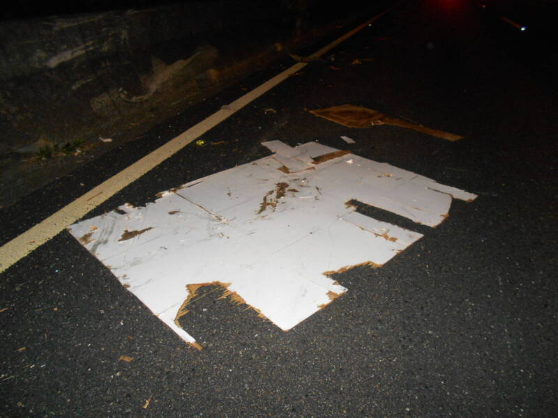 国道1号南向46.4公里处桃园路，15日深夜接连有8车辗过掉落的小货车棚架。（记者郑淑婷翻摄）