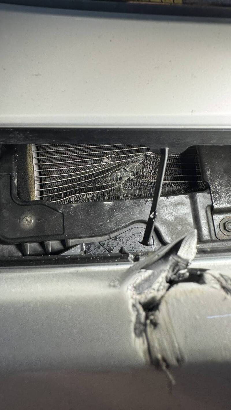 国道1号南向46.4公里处桃园路，15日深夜接连有8车辗过掉落的小货车棚架。（记者郑淑婷翻摄）