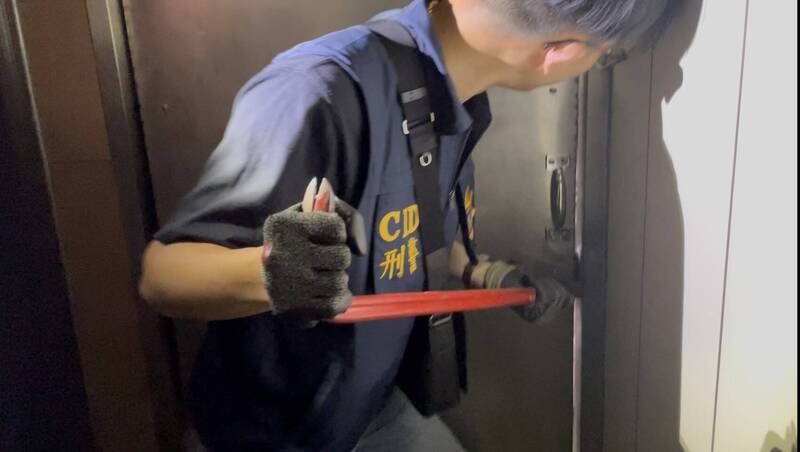 警方撬开旅馆门房入内搜索。（图由警方提供）