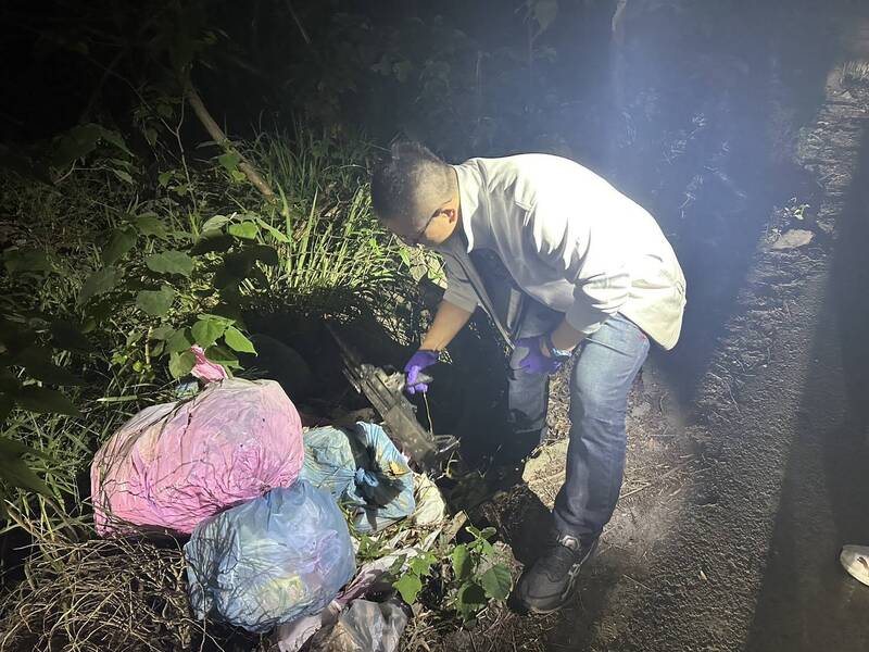 警方突破罗男心防，在路边查获枪枝。（警方提供）