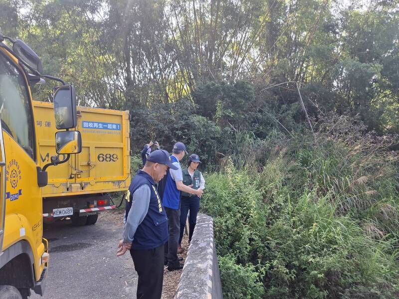 高雄月世界山坡遭棄置數十噸垃圾 環保局追來源竟來自台南