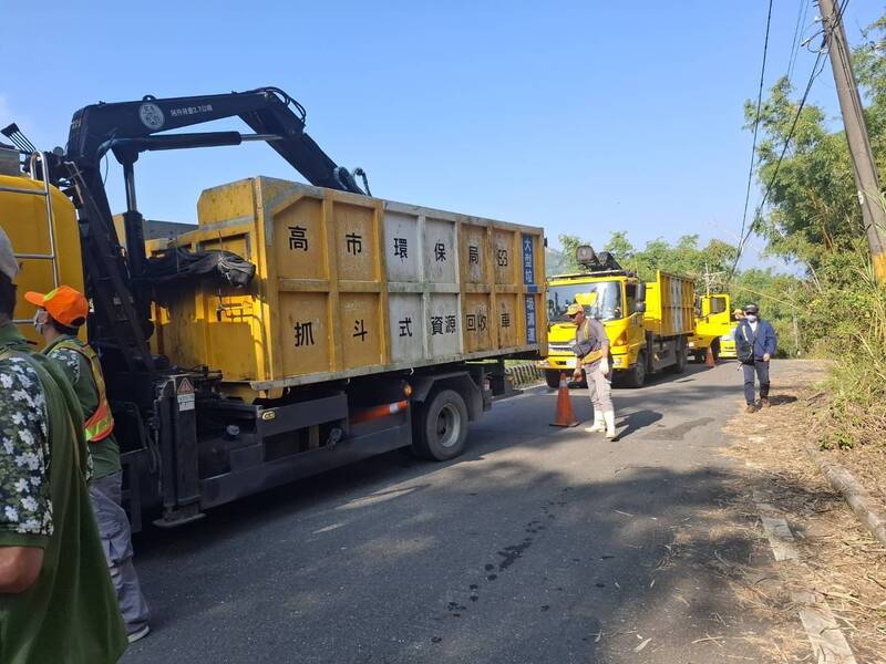 高雄月世界山坡遭棄置數十噸垃圾，環保局派員清除、追查不法來源。（市府提供）