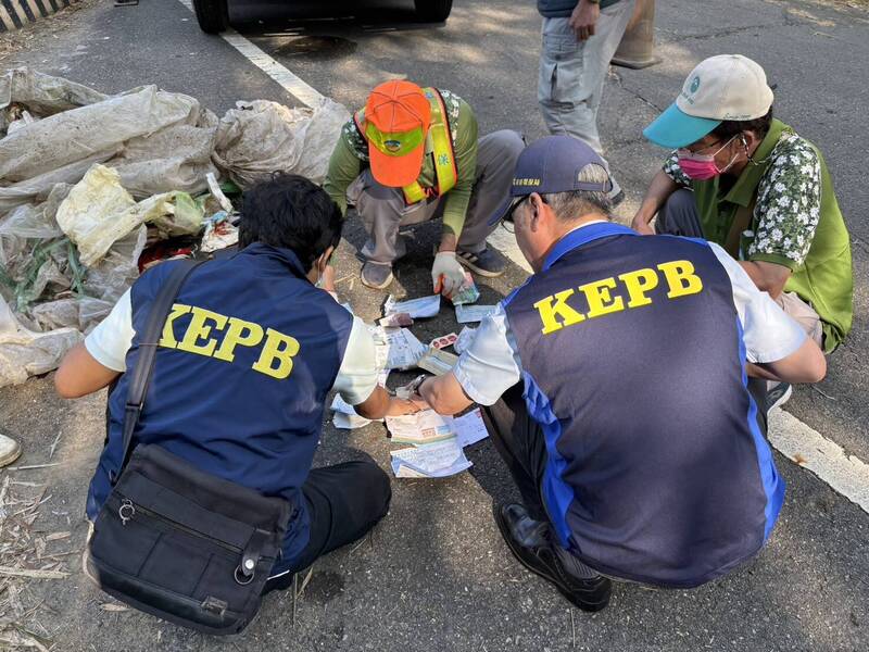 高雄月世界山坡遭棄置數十噸垃圾，環保局派員清除、追查不法來源。（市府提供）