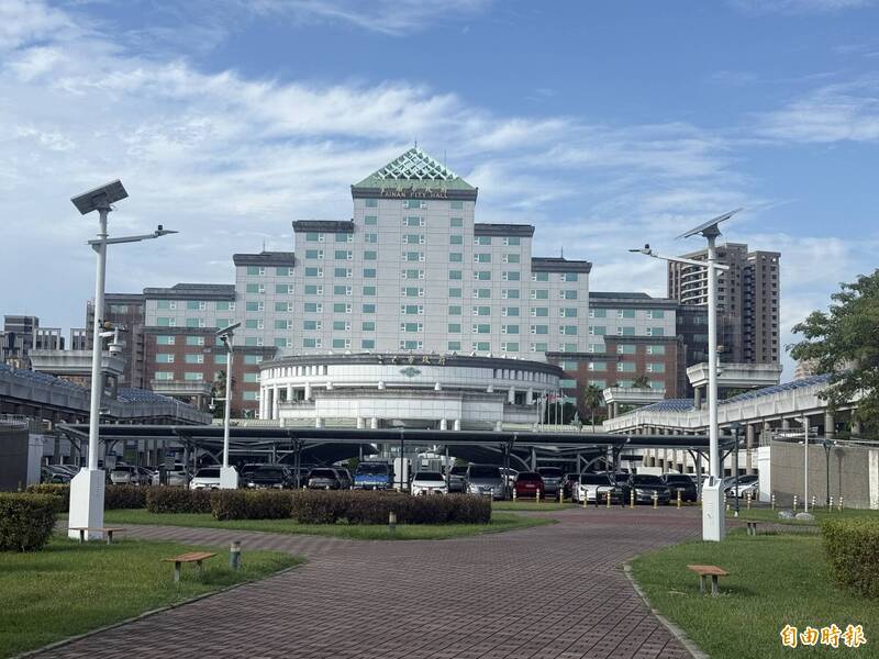 台南市府（见图）工务局一名施姓男工程员涉藉勘灾之名、驾公务车到南区一所小学泳池猥亵一对男童兄弟档并拍摄下体性影像，台南地院合并重判他8年8月徒刑。（记者王俊忠摄）