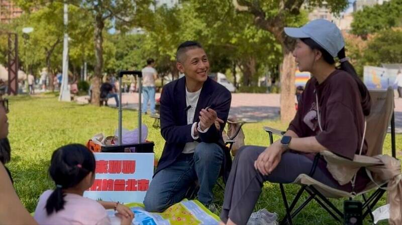 吳怡農公園街訪年輕父母  曝光競選核心政見