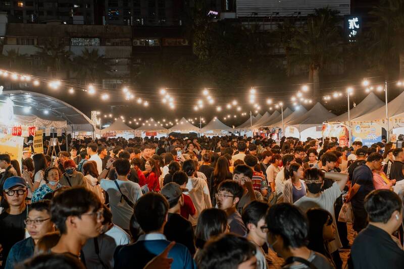 高雄鹹酥雞嘉年華引爆吃雞潮 觀光局︰2天湧逾12萬人