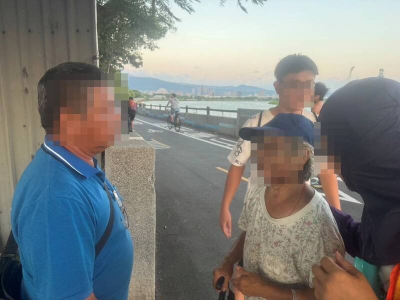 8旬失智婦獨自離家失聯 警方暖心助母子團圓