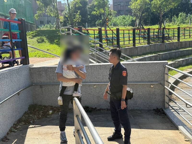 遊樂設施太好玩!3歲女童公園走散嚇哭 平鎮警助回父親懷抱