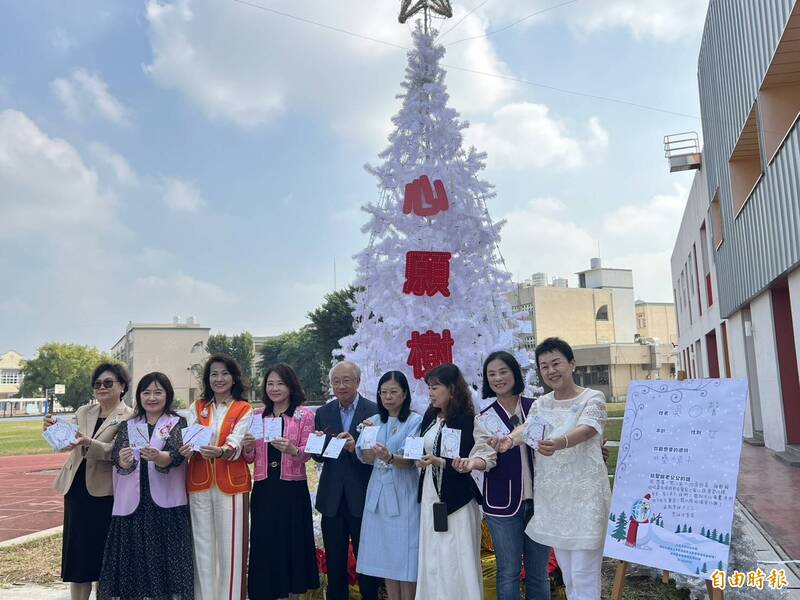 馬克筆、折疊桌 心願樹點燈為雲林家扶兒募集耶誕禮