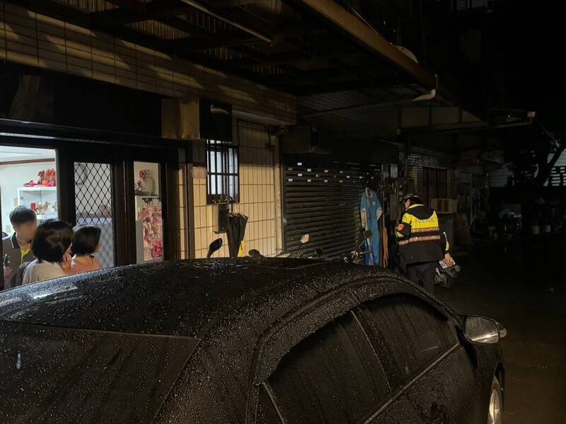 女警邱筱雅赶往现场，沿途挨家挨户询问住户并搜寻女学生遗失的手机。（图由警方提供）