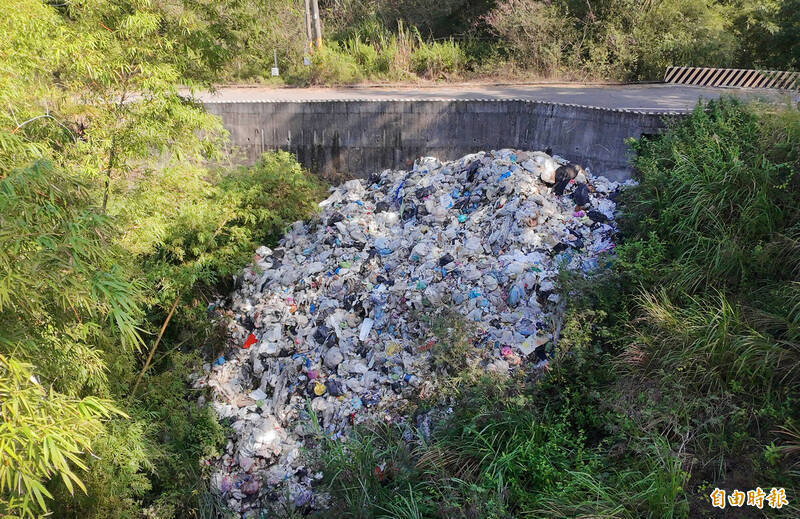 高雄月世界「垃圾山」來自台南 南市環局科技執法追查涉案業者