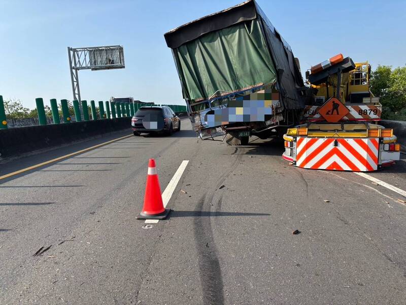 台86线上货车撞击缓撞车，现场暂时封闭，进行事故处理。（图由民众提供）