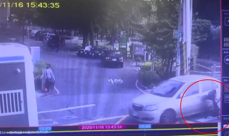 林姓妇人推著婴儿车过马路时，遭到一辆轿车擦撞，但驾驶未停车查看，反而直接离去。（记者陆运锋翻摄）