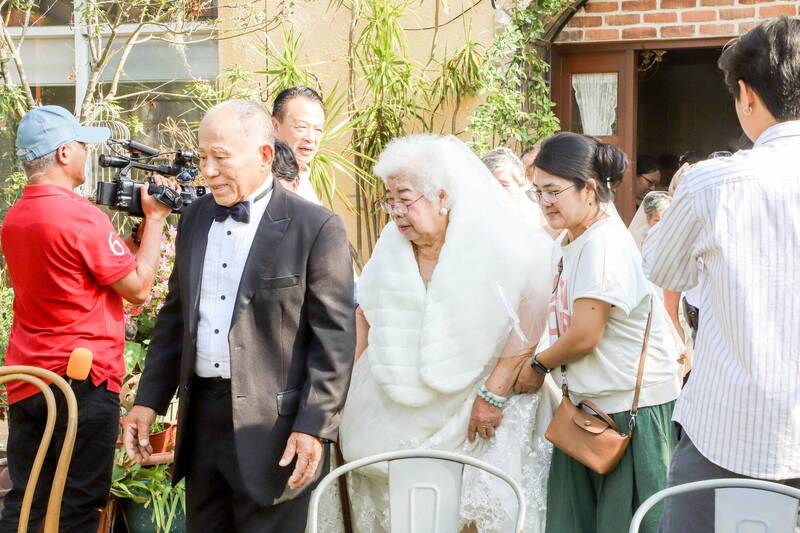 嘉縣東石蔦松社區圓夢婚紗日 讓長輩重溫人生重要時刻