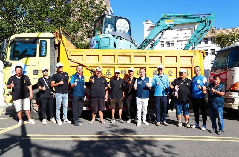 寶山鄉清潔隊與協力廠商10月兩度赴花蓮光復鄉，協助垃圾與漂流物清除、受損環境整頓等 。（寶山鄉公所提供）