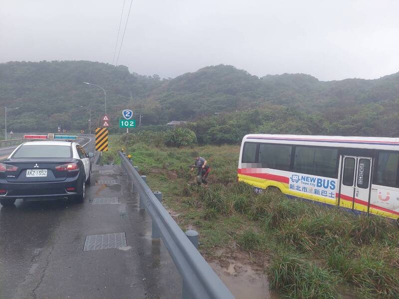 大雨路滑視線不佳 台2線新北巴士過彎直衝飛進對向空地