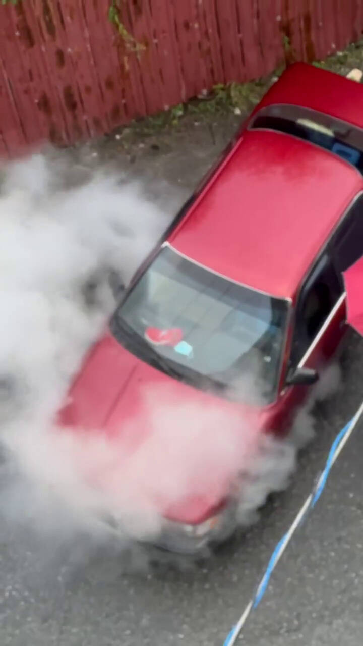 冒煙了!花蓮8旬翁凌晨狂踩車油門拉轉擾鄰 警暫保管鑰匙