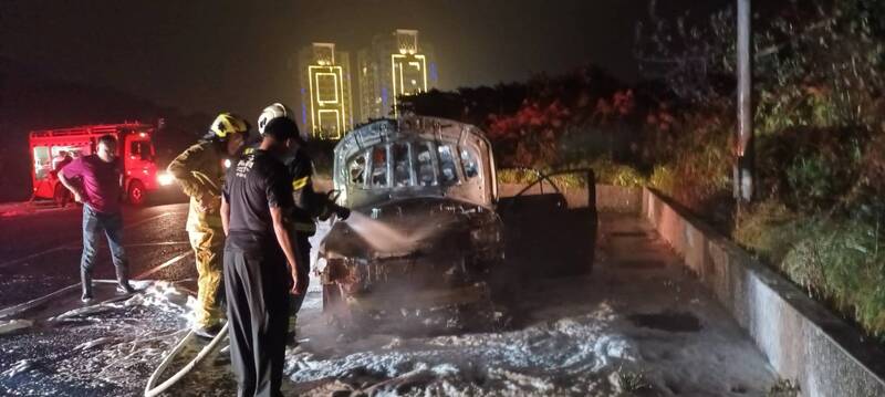 車內疑想輕生引發火勢竄濃煙 基隆男奪門逃出送醫搶救