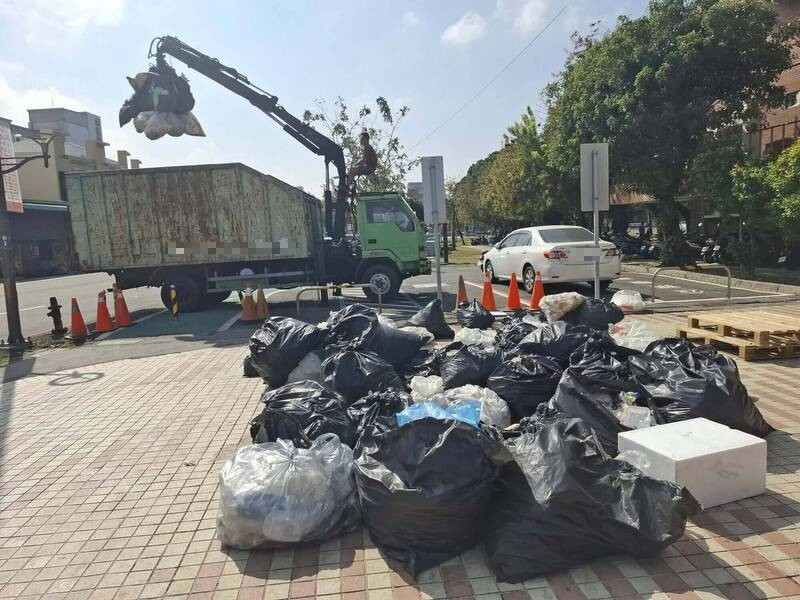 週日鹿港馬拉松垃圾堆路邊?主辦單位喊冤:委外清運週一才上班