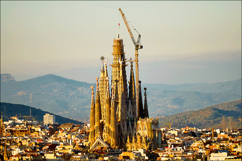 中英對照讀新聞》Barcelona’s Sagrada Familia becomes the world’s tallest church 巴塞隆納的聖家堂成為世界最高的教堂