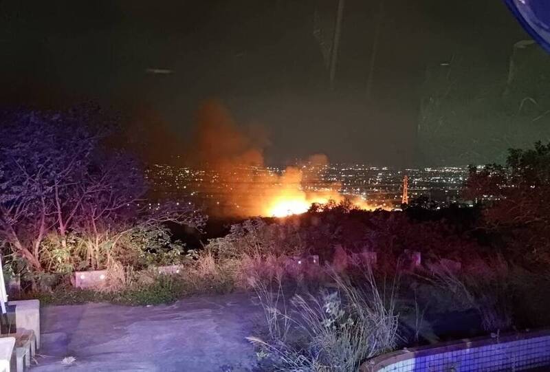 台中市龙井区国道3号185K发生边坡杂草火警。（读者提供）