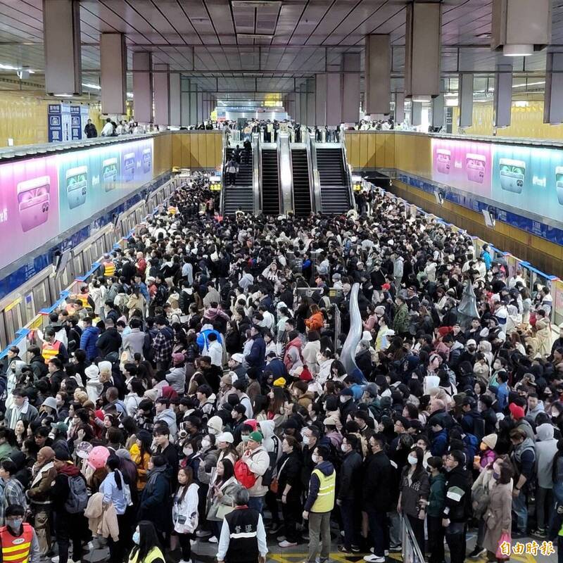 不只耶誕城!大型活動擠爆北捷板南線 通勤族崩潰