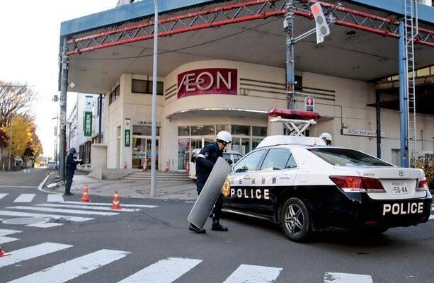 熊害升級!日本秋田「AEON被熊闖入」 對峙2.5小時被麻醉電死