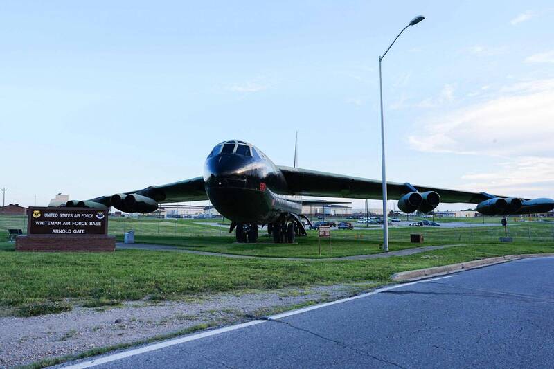 中國夫妻狂掃美軍周邊地產 買下B-2轟炸機基地「第一排」