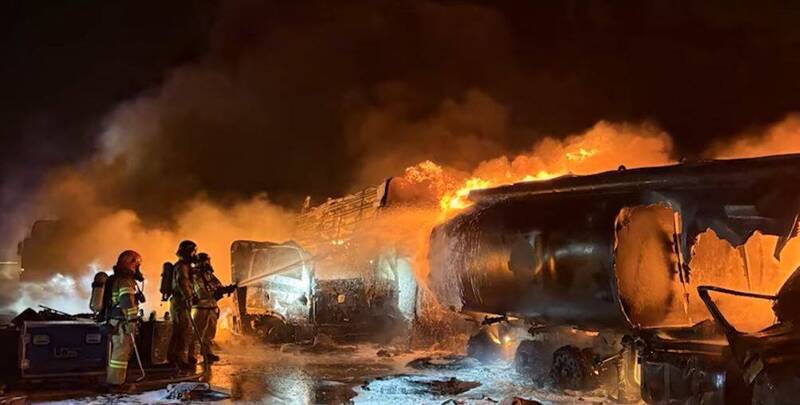 韓公路13車連環撞!H型鋼砸對向、油罐車大火黑油外洩灌滿農田